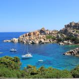 Urlaubsbild mit Meer, blauem Himmel und steinigem Ufer